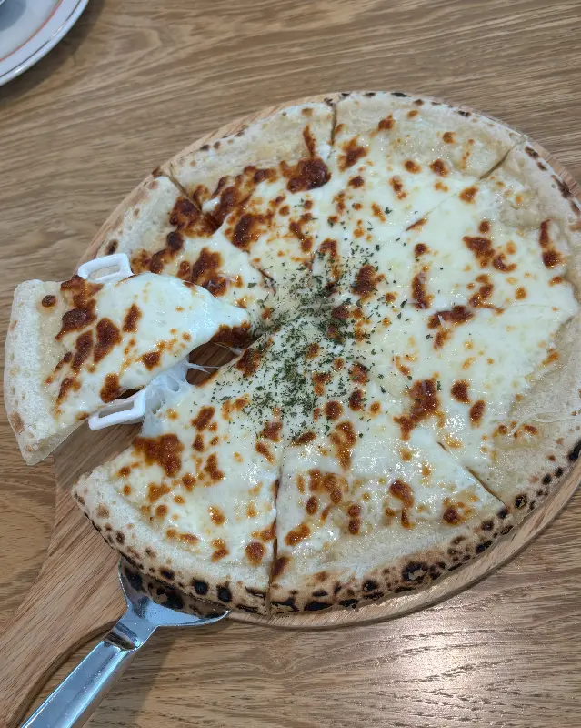 트러플 오일의 향이 매혹적인 트러플 피자