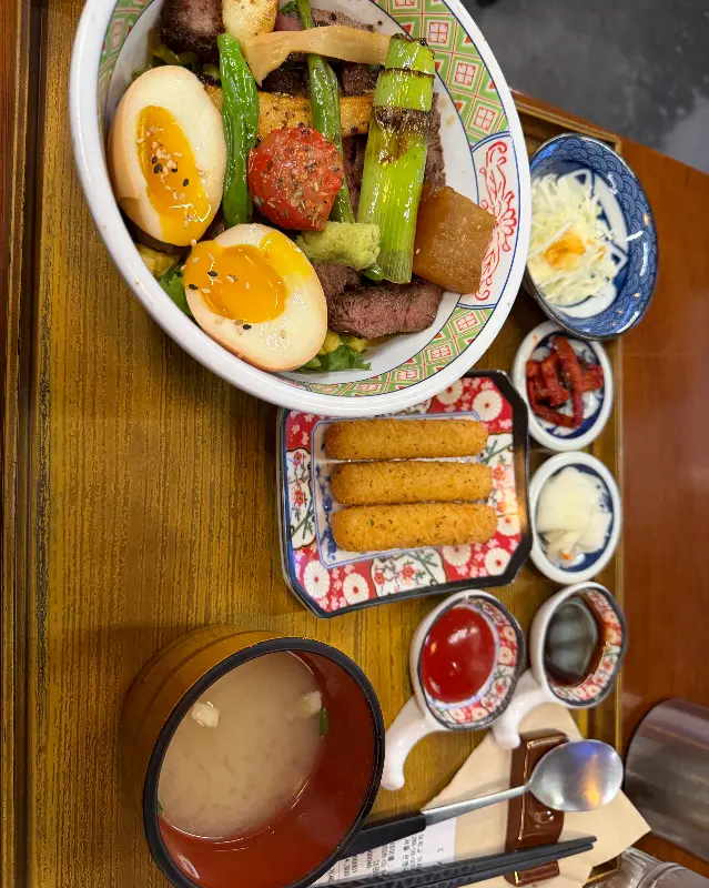 부채살 스테이크 덮밥의 아름다운 자태