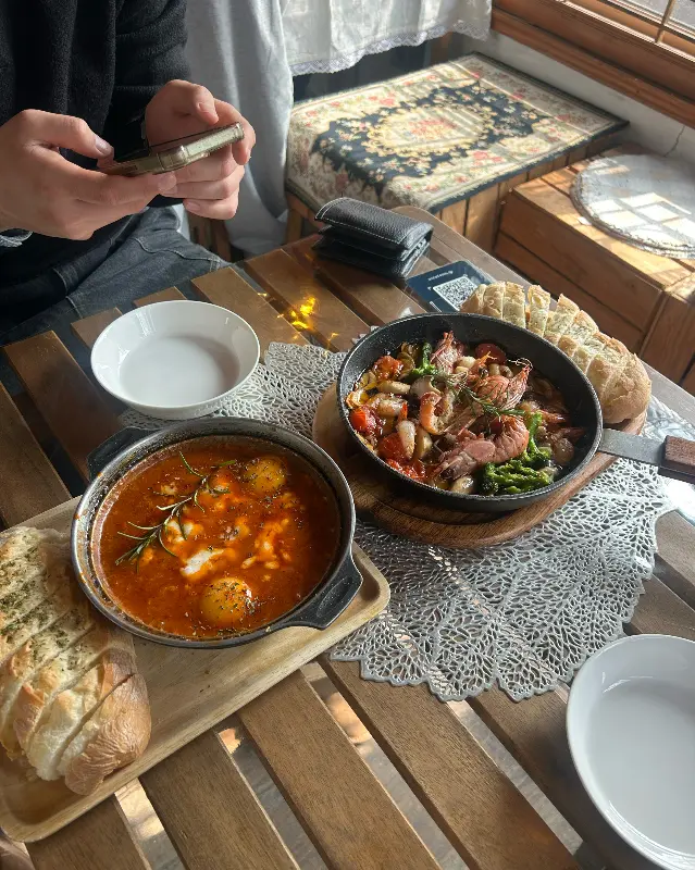 테이블 위에 놓인 에그인헬과 감바스