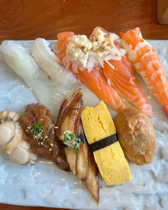 신선함이 느껴지는 다양한 종류의 초밥 클로즈업