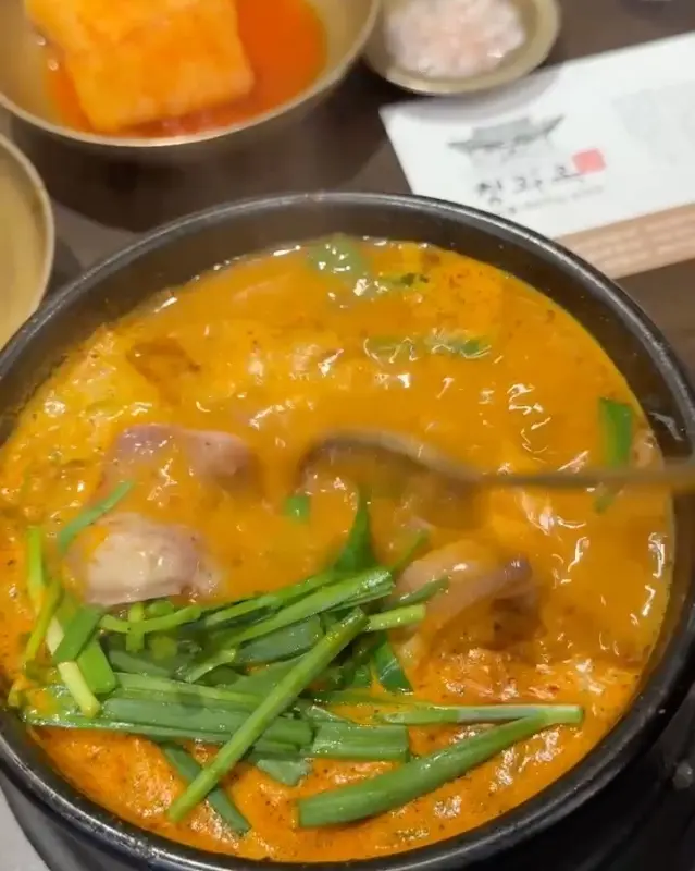 다진 양념이 풀어진 얼큰 순대국의 모습