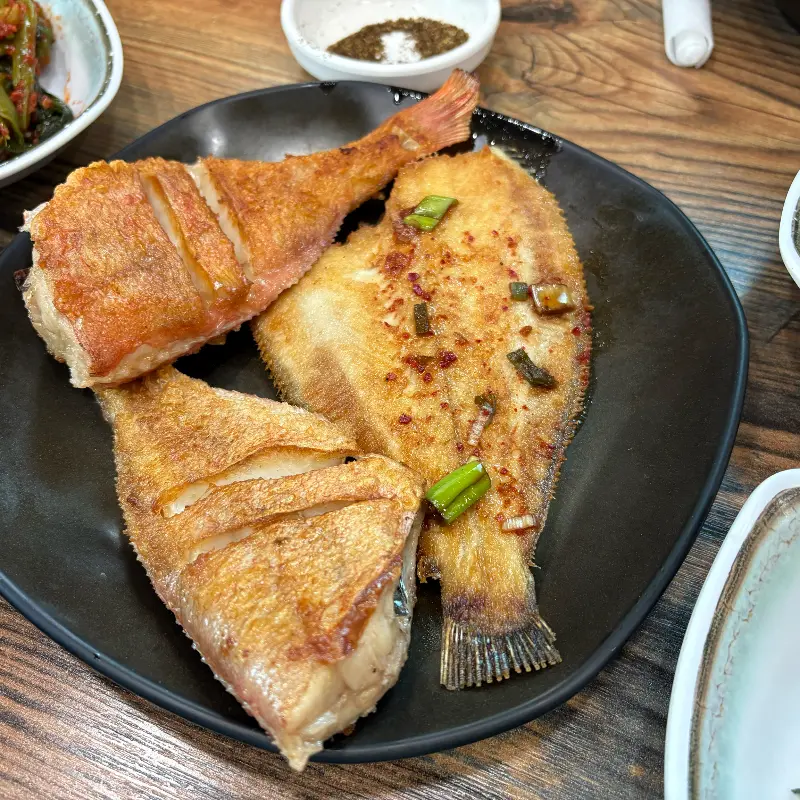 노릇노릇하게 구워진 가자미 구이