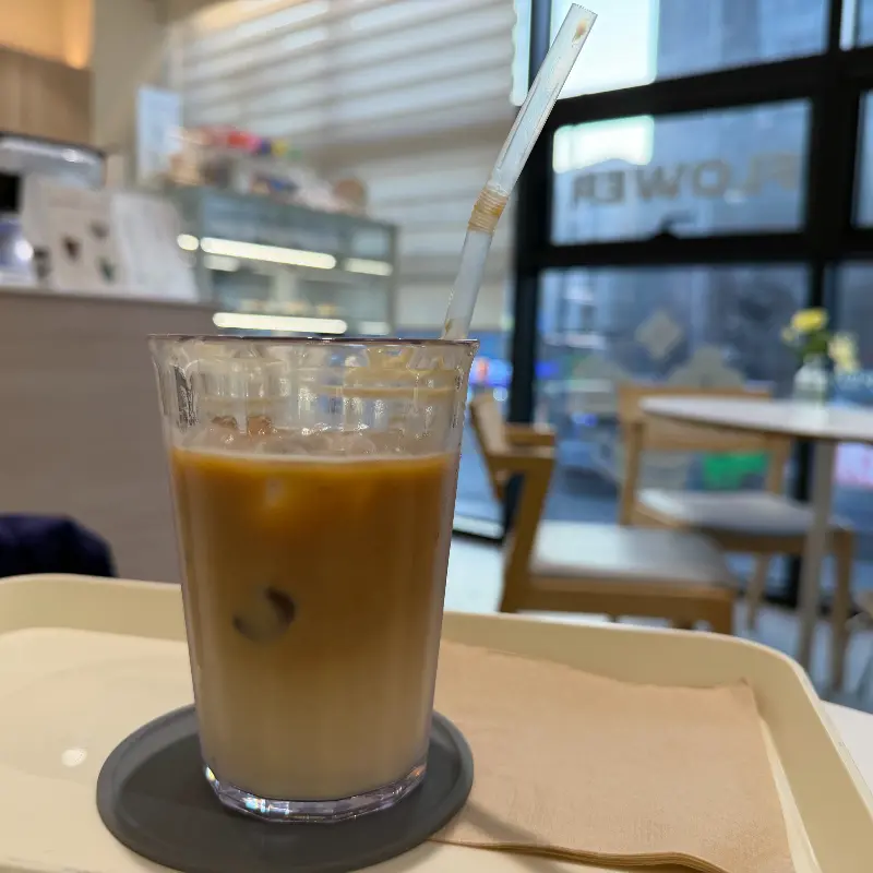 창밖 뷰가 보이는 코이 내부