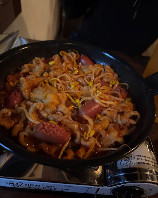 국물 닭발의 강렬한 비주얼