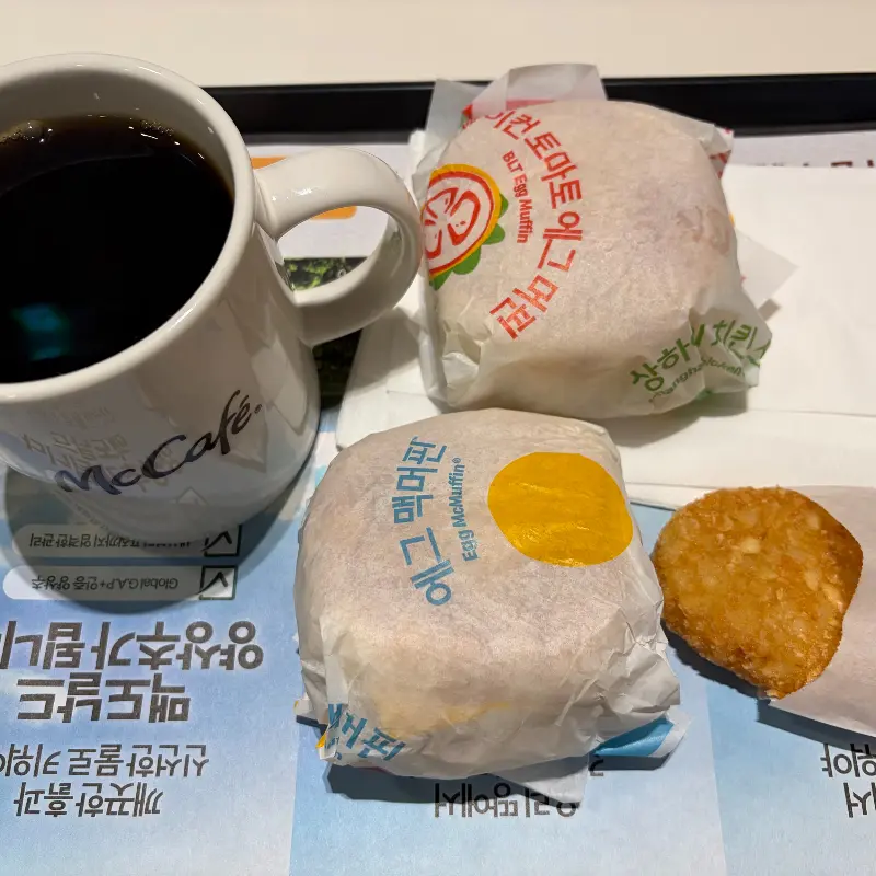 베이컨 토마토 에그 머핀과 해쉬브라운, 커피