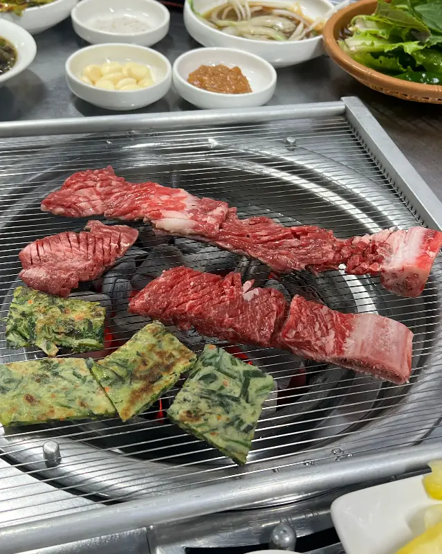 숯불 위에 구워지는 갈비살