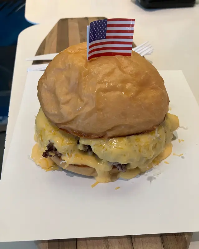 치즈가 흘러넘치는 뉴욕버거의 클로즈업 샷