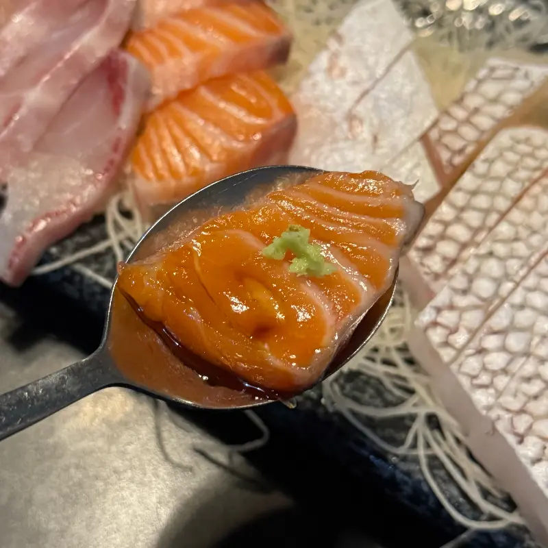 윤기가 흐르는 연어회