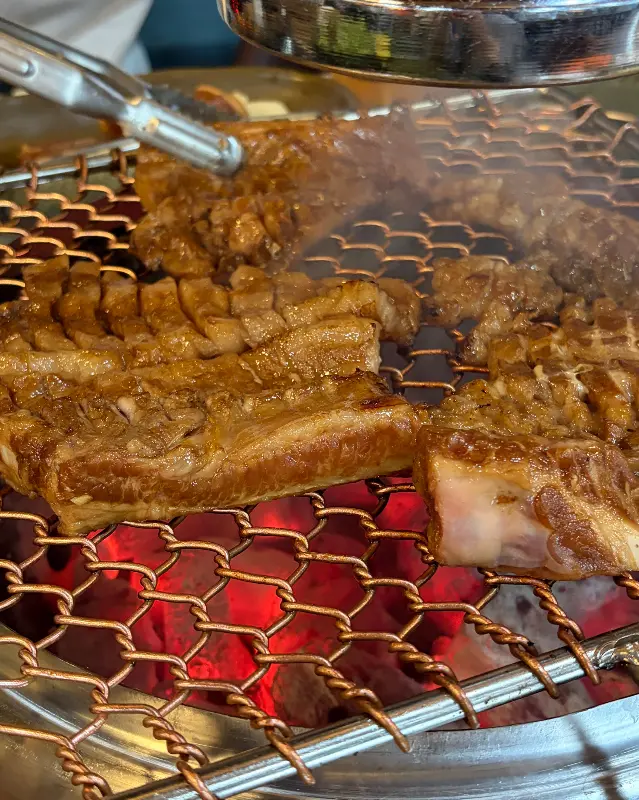 참숯 위에서 구워지는 돼지갈비