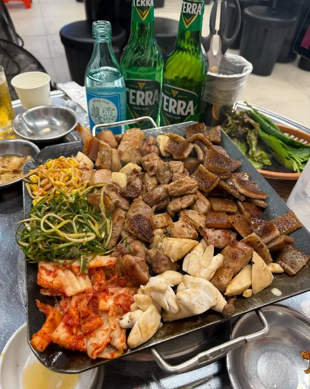 술과 함께 즐기는 뒷고기 한 상