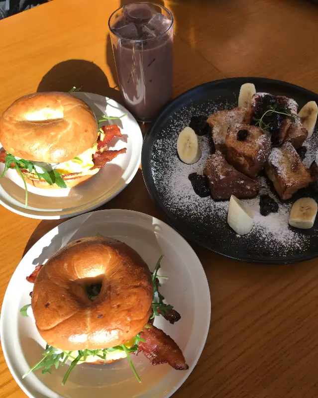프렌치 토스트와 베이글 샌드위치