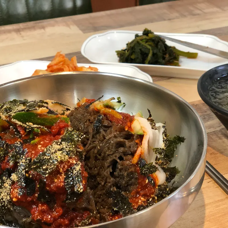 맛깔스러운 비빔냉면 클로즈업