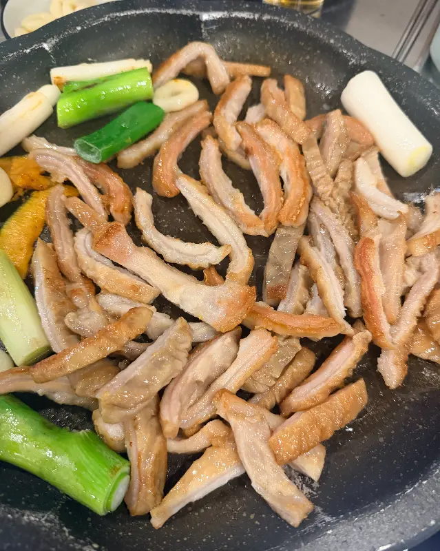 불판 가득 올려진 막창과 떡, 야채의 조화