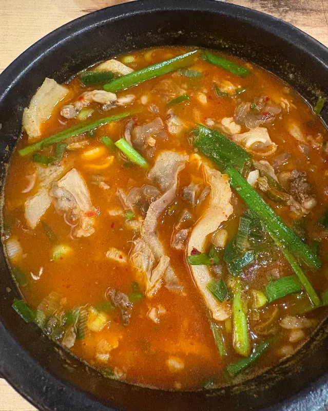 김이 모락모락 나는 국밥의 모습