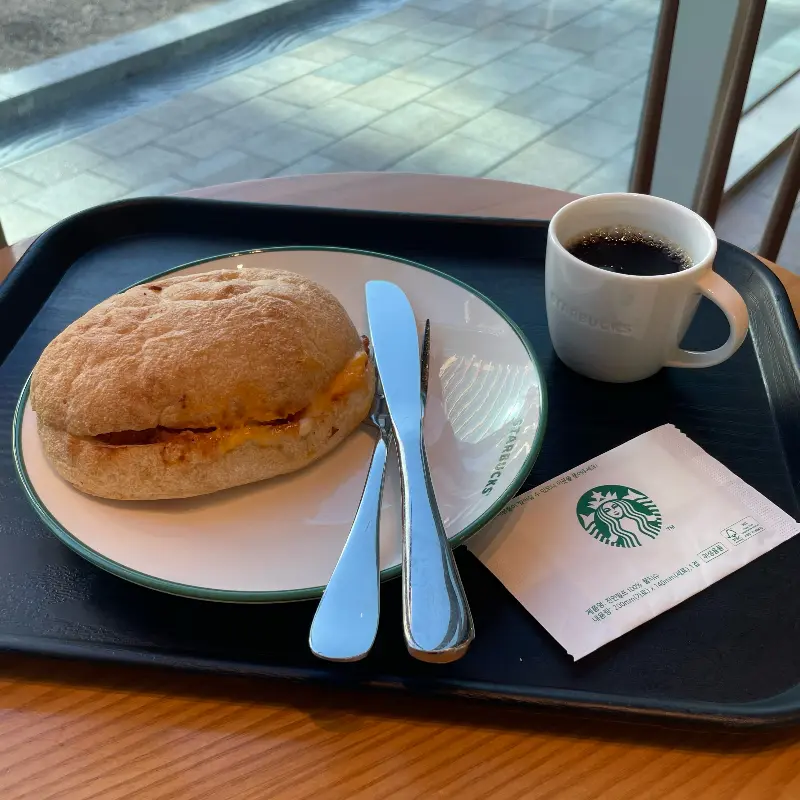 샌드위치와 커피의 완벽한 조합