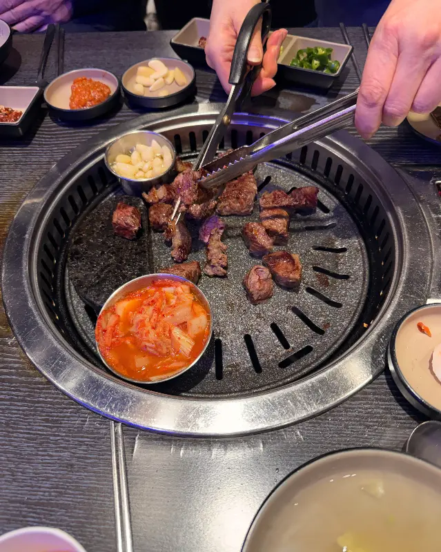 잘 익은 삼겹살 자르는 모습