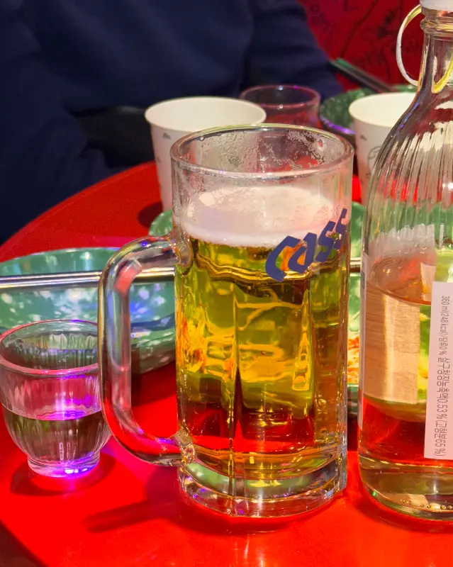 맥주잔에는 시원한 맥주가 가득 담겨 있었다. 맥주 거품은 뽀얗게 올라와 있었고, 잔 표면에는 물방울이 송골송골 맺혀 있었다.