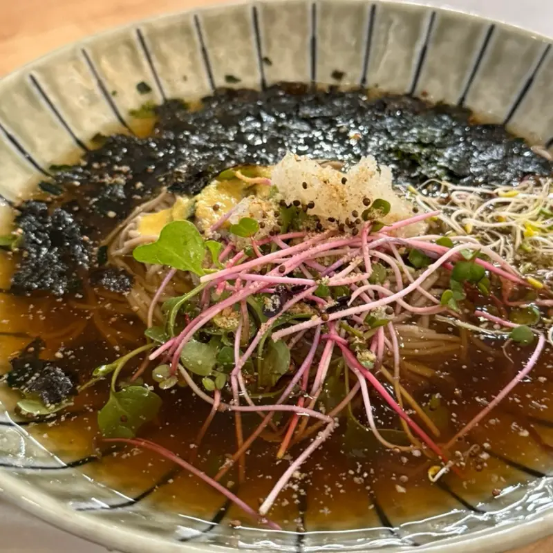 들깨가루가 듬뿍 뿌려진 메밀국수