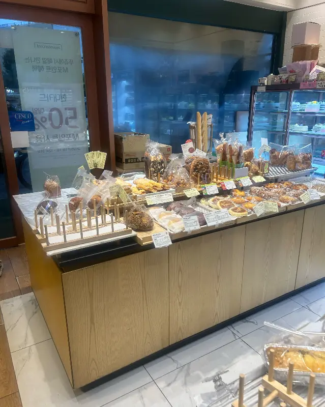 다양한 빵들이 진열된 모습