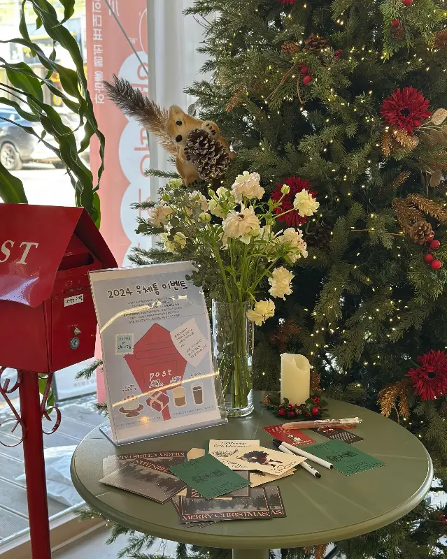 크리스마스 분위기로 꾸며진 카페 내부