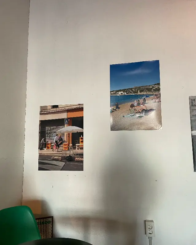 벽에 걸린 사진들