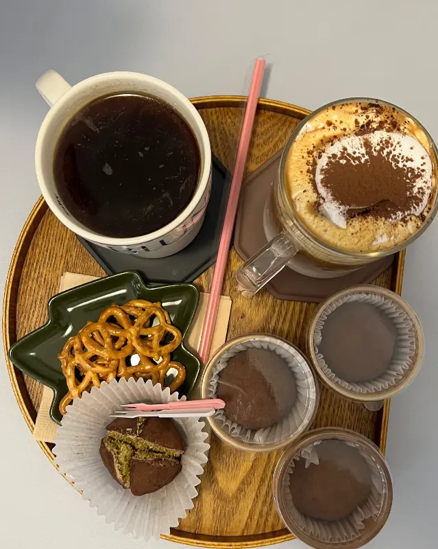 아메리카노, 두쫀쿠, 청귤에이드가 담긴 트레이