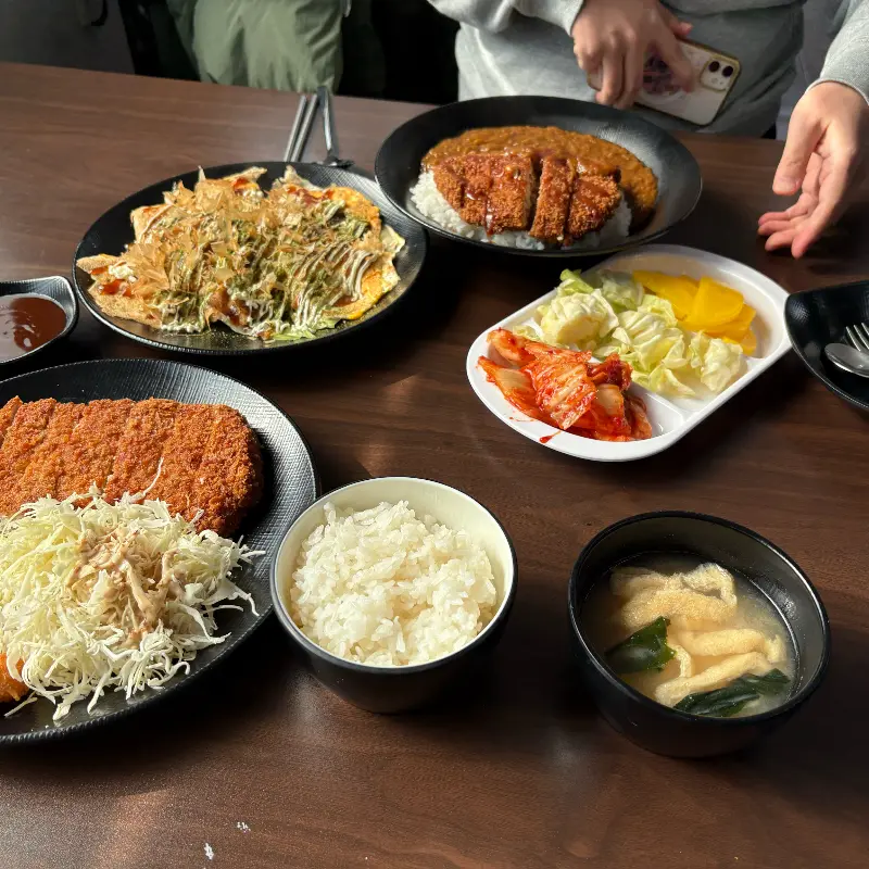 테이블 가득 차려진 노노하나 음식 사진