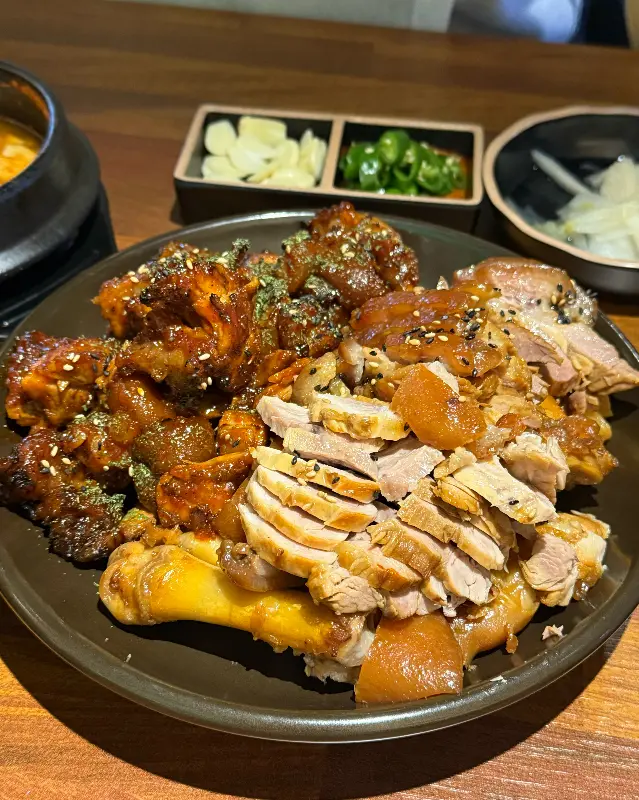 윤기가 흐르는 족발과 불족발의 조화