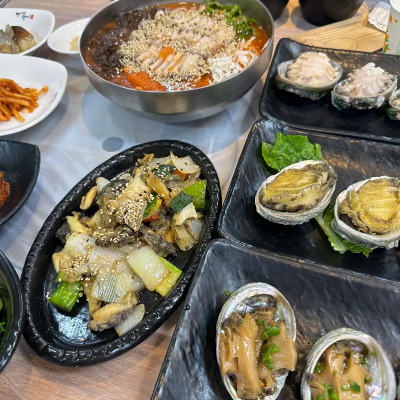 푸짐한 전복 한 상 차림