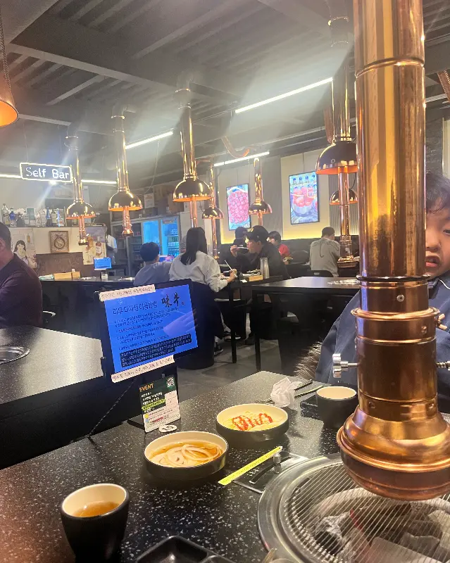 깔끔하고 넓은 매장 내부