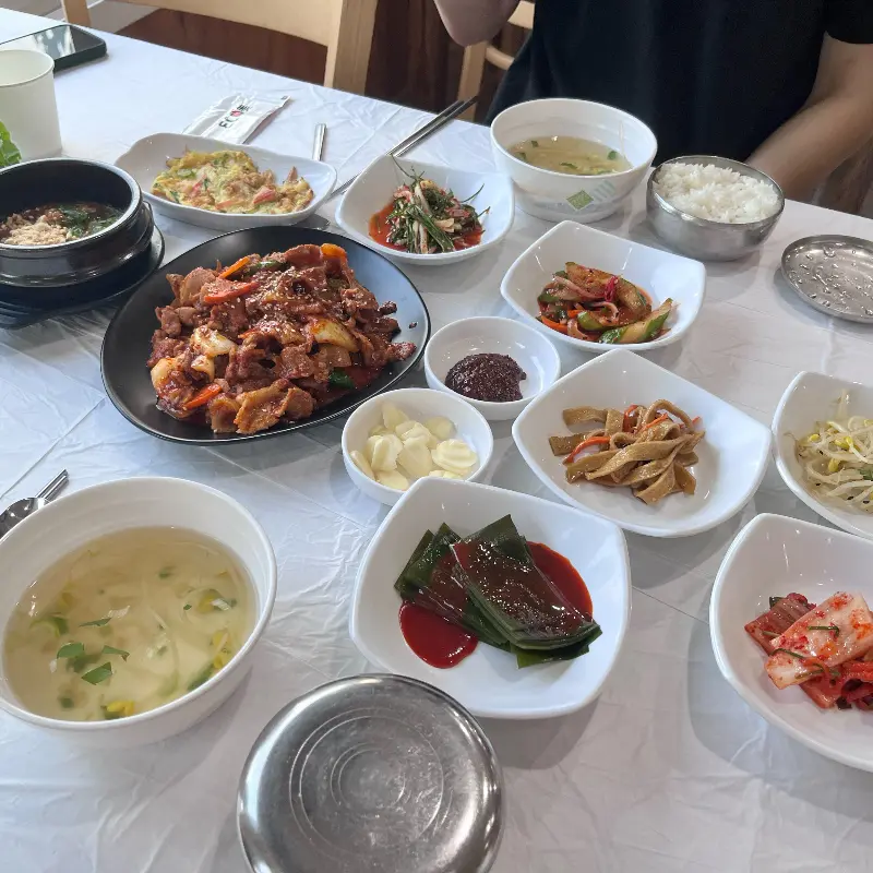 다양한 밑반찬과 우렁쌈장, 제육볶음
