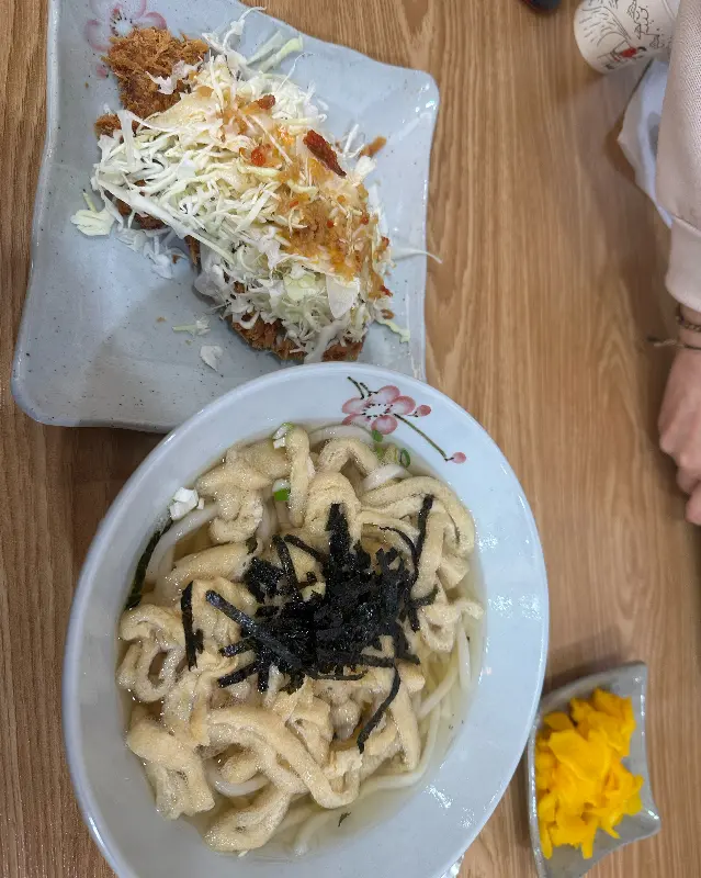 우동과 돈까스 샐러드