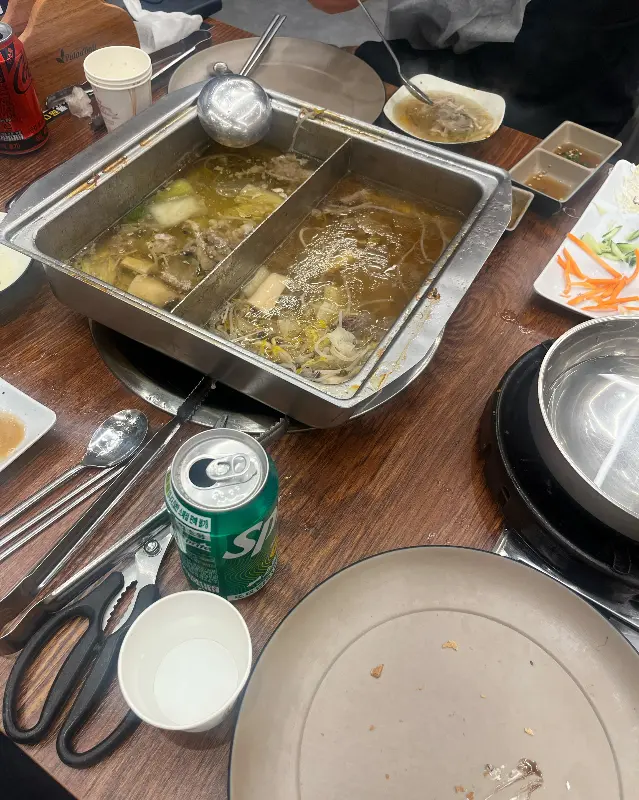 테이블 위에 놓인 샤브샤브 냄비