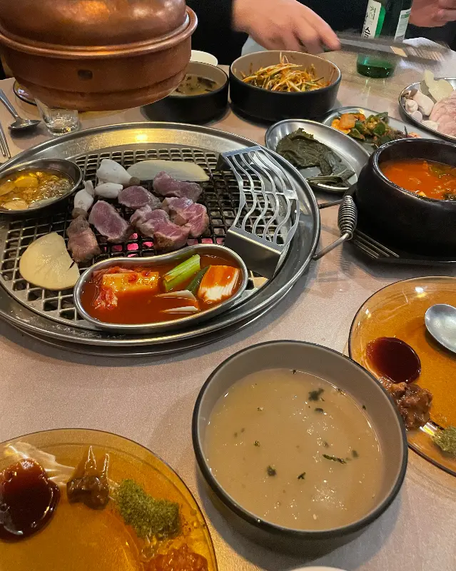 다양한 밑반찬과 소스