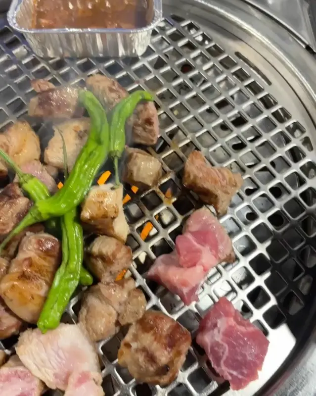 초벌된 고기가 구워지는 모습