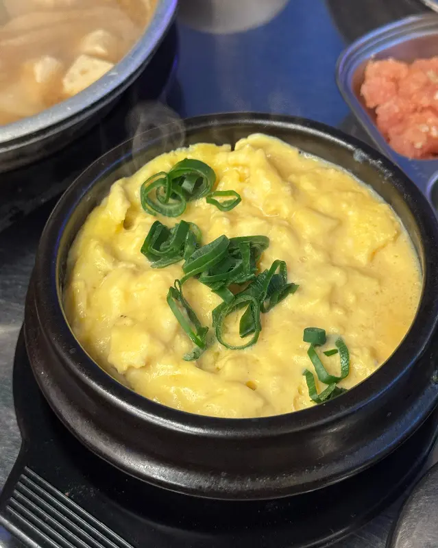 뚝배기에 담겨져 나온 계란찜 클로즈업 사진