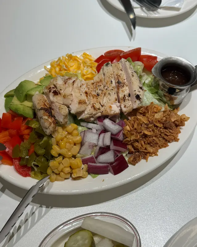 신선한 재료가 돋보이는 샐러드