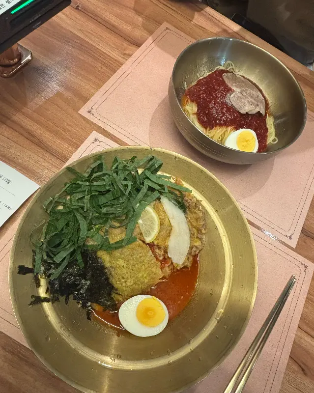 육전이 듬뿍 올려진 골동비빔면