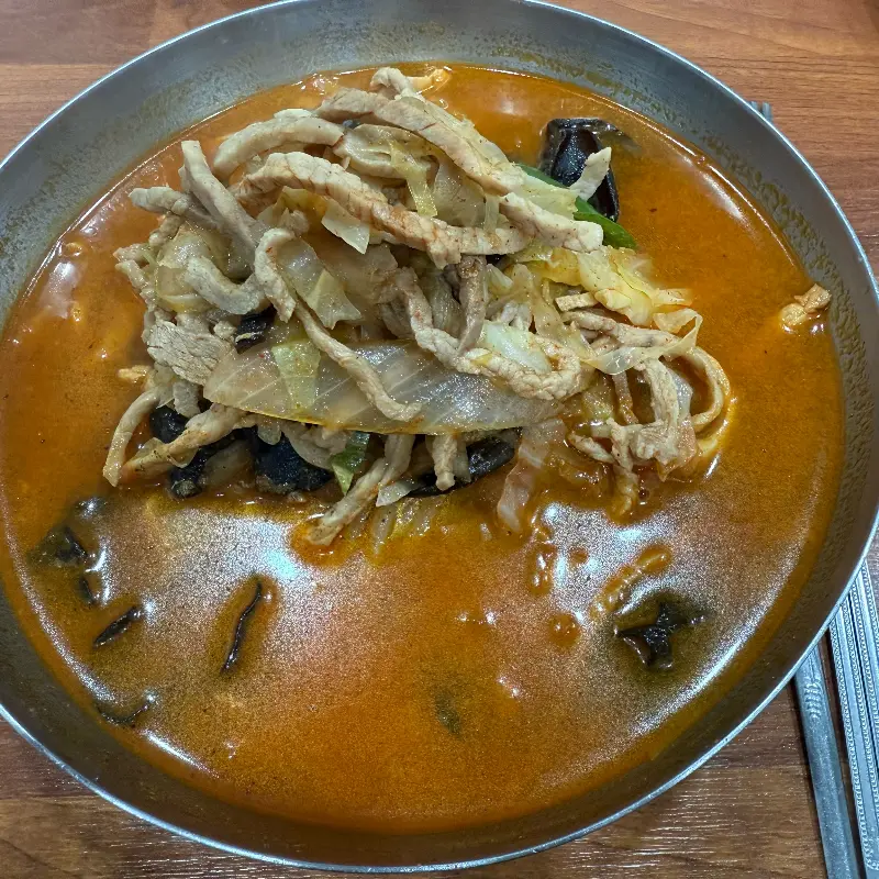 고기 고명이 듬뿍 올라간 짬뽕