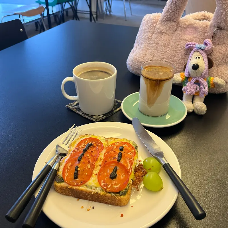 바질 토스트와 커피