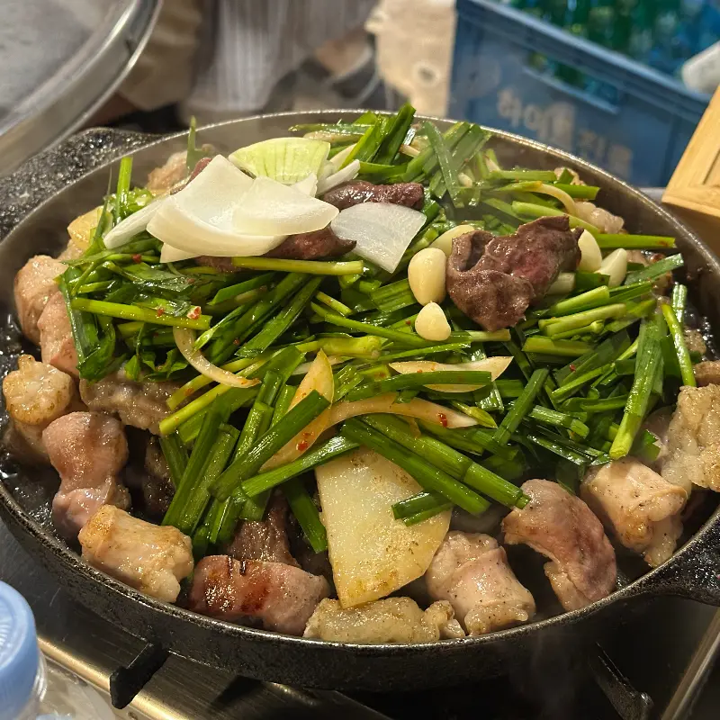 곱창, 막창, 염통이 불판 위에서 맛있게 구워지고 있는 모습