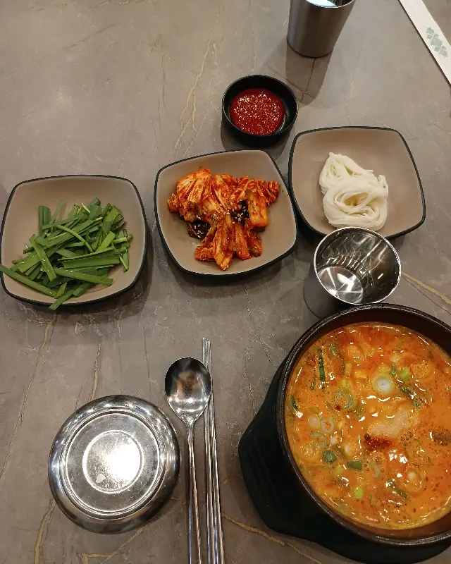 얼큰국밥과 밑반찬