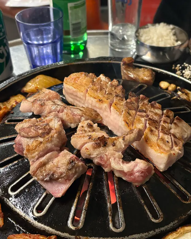 맛있게 구워진 돼지생갈비