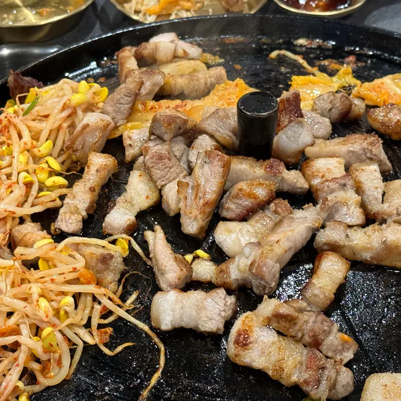 잘 구워진 삼겹살