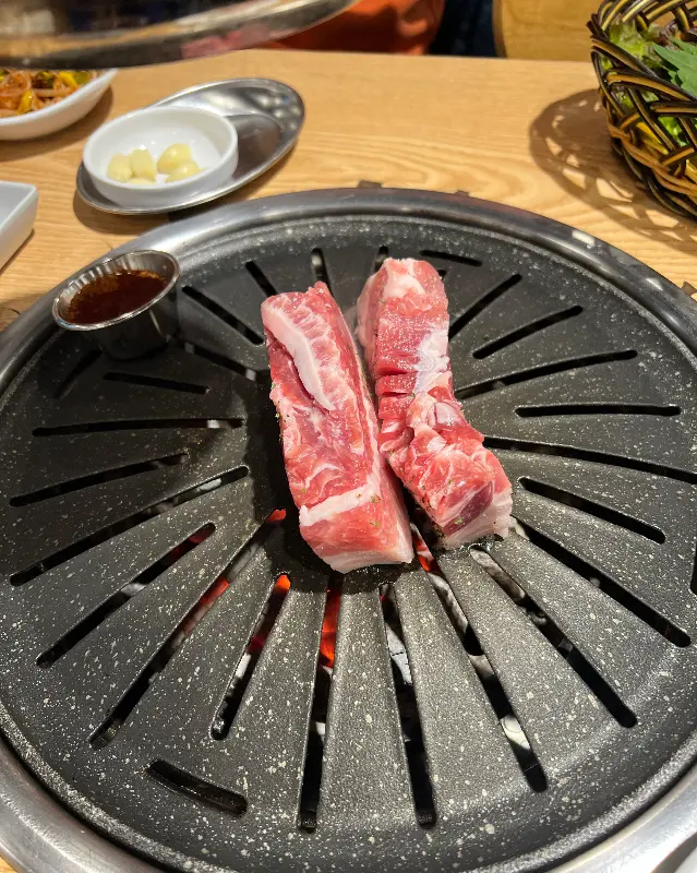 불판 위의 삼겹살