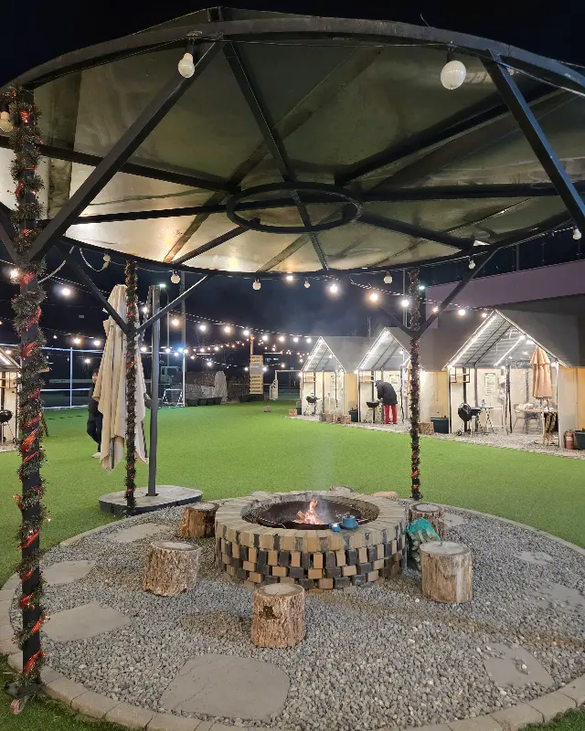 맛있게 구워진 고기 한 상 차림