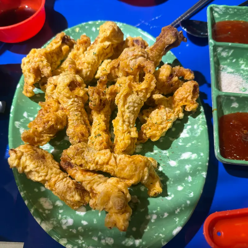 접시에 담긴 닭튀김은 겉은 바삭하고 속은 촉촉해 보였다. 튀김옷은 황금빛으로 빛나고 있었고, 기름기는 좔좔 흘렀다.