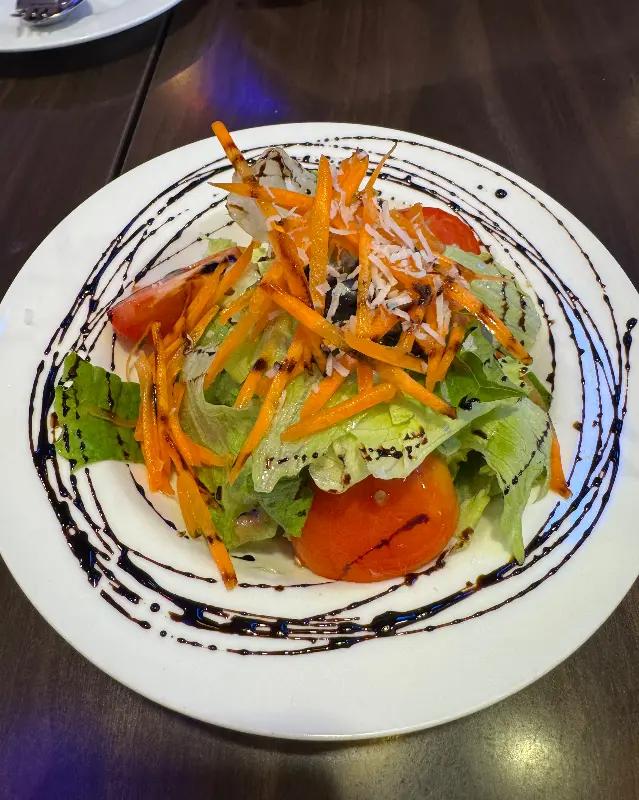 싱싱한 샐러드의 모습