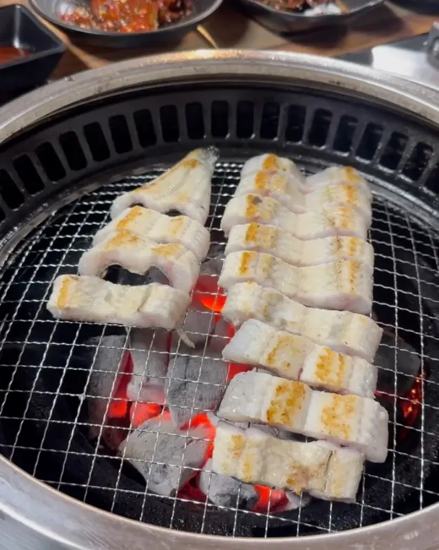 깔끔하게 정돈된 식당 내부 모습