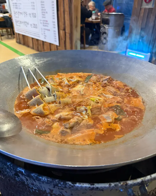닭볶음탕에 어묵 꼬치를 추가한 모습